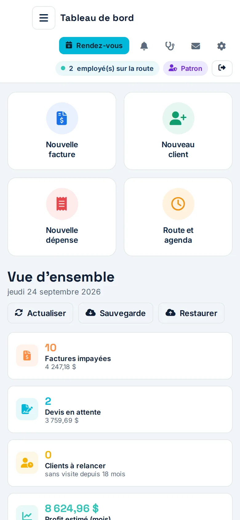 Tableau de bord de GestionTerrain sur un téléphone : factures impayées, devis en attente et profit du mois